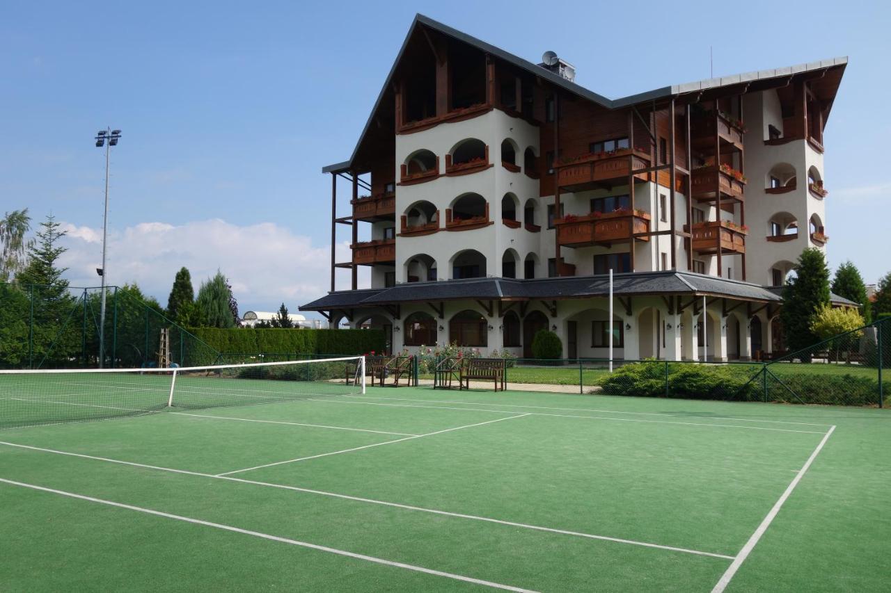Tennis court: Kempinski Hotel Grand Arena