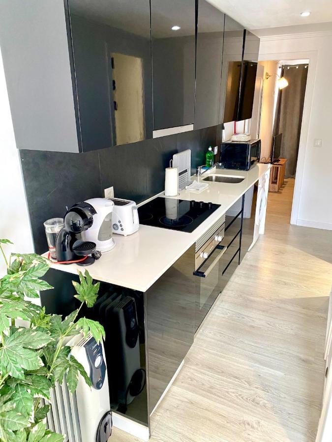 Tejo River View Classic Flat in Lisbons Historic Heart - 3