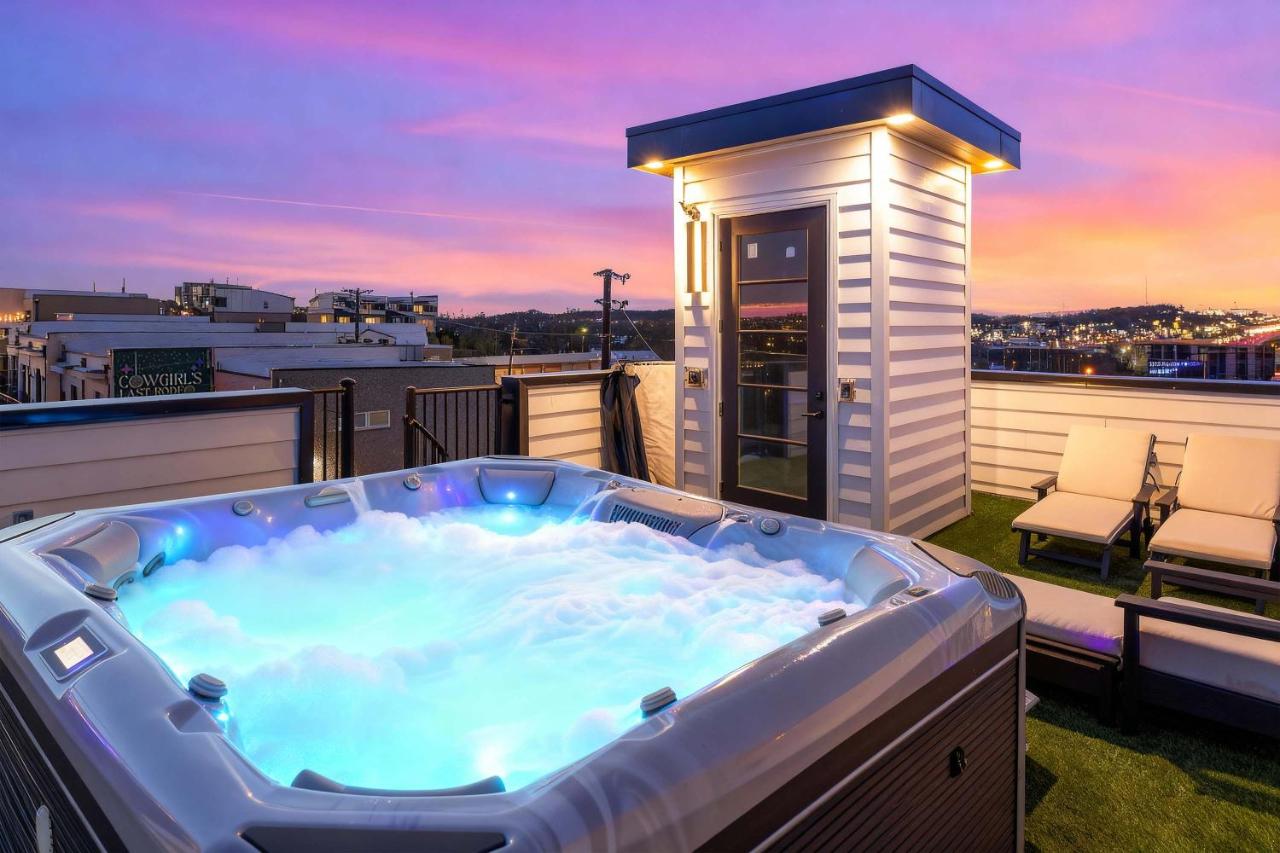 Elevator with Rooftop Hot Tub & Spacious Yard - 3