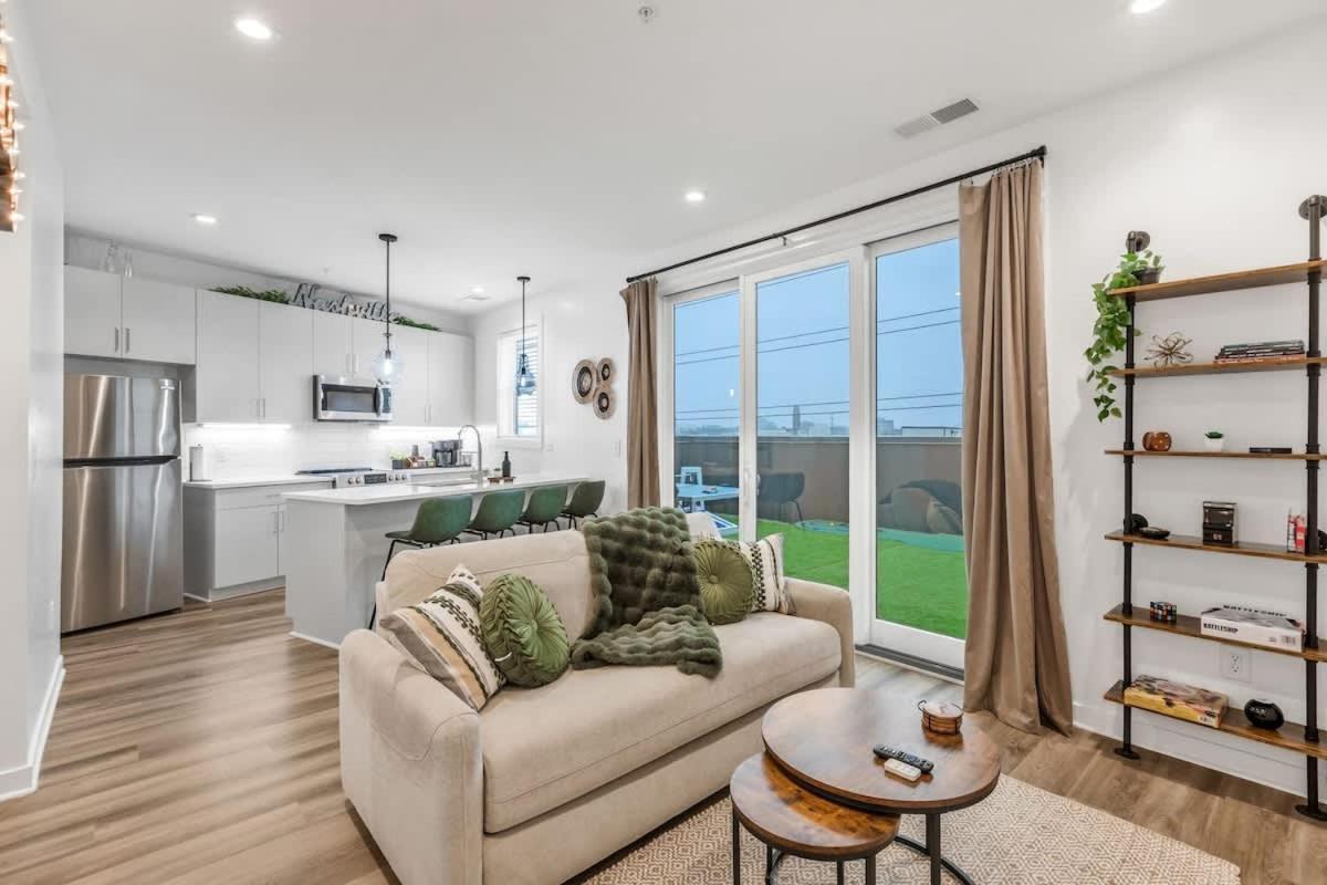 Huge Private Patio with Games & Skyline Views - 5