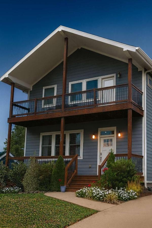 Large East Nashville Home with Game Room sleeps 12 - 2