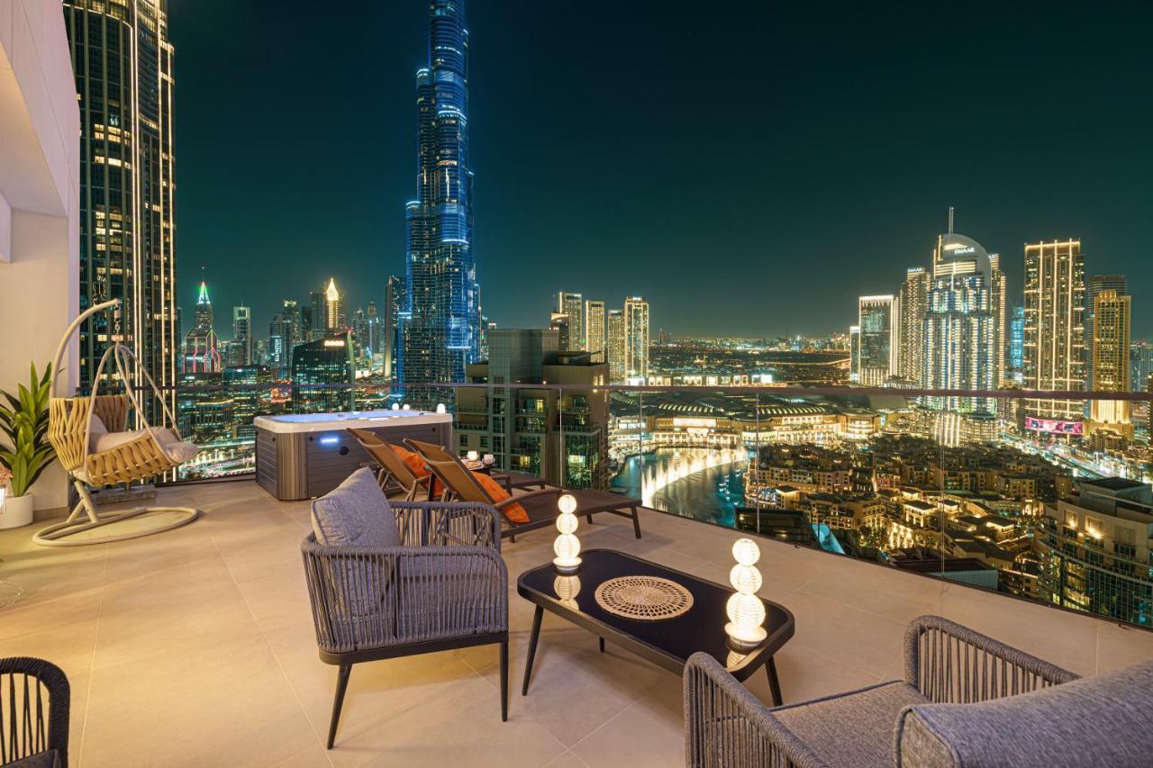 Luxury Downtown 2 Bedroom Apartment with amazing Burj and Fountain Views and Private Jacuzzi on a large Terrace - 4