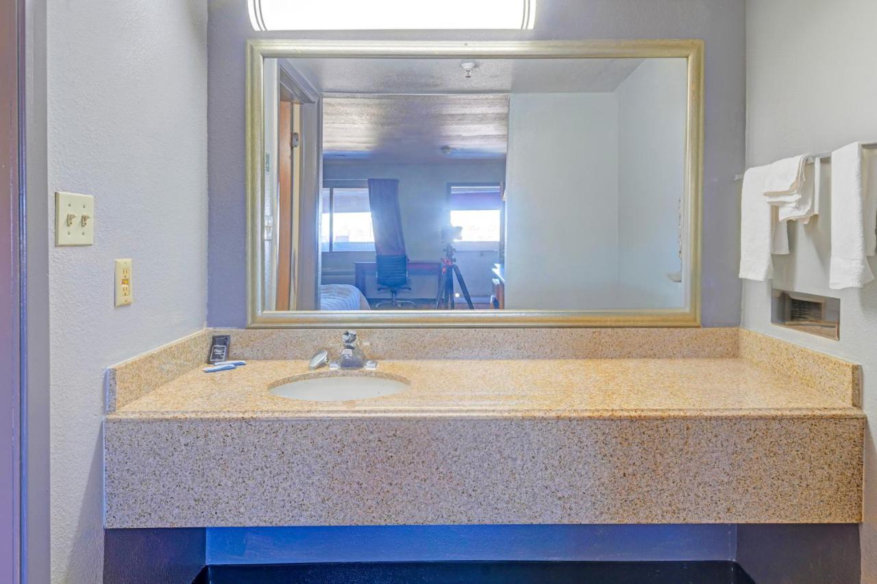 Wayfarer Motor Motel — photo 18