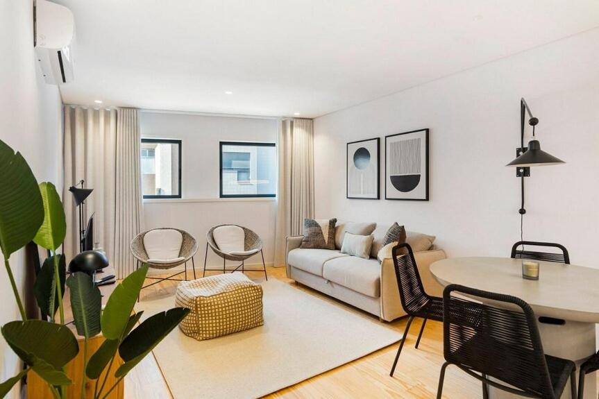 Stylish Flat with Balcony, In Central Porto