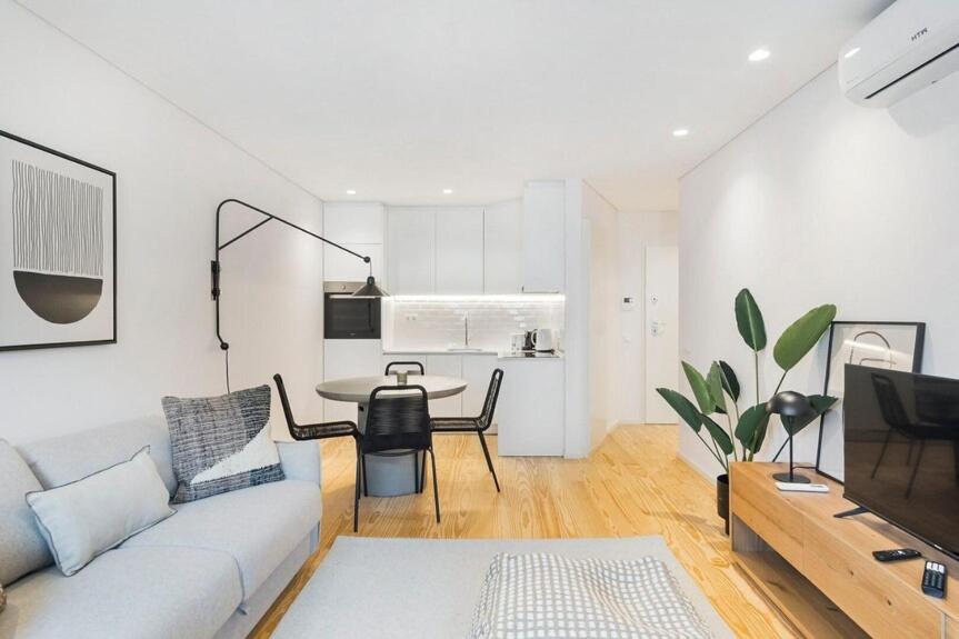 Stylish Flat with Balcony, In Central Porto - 4