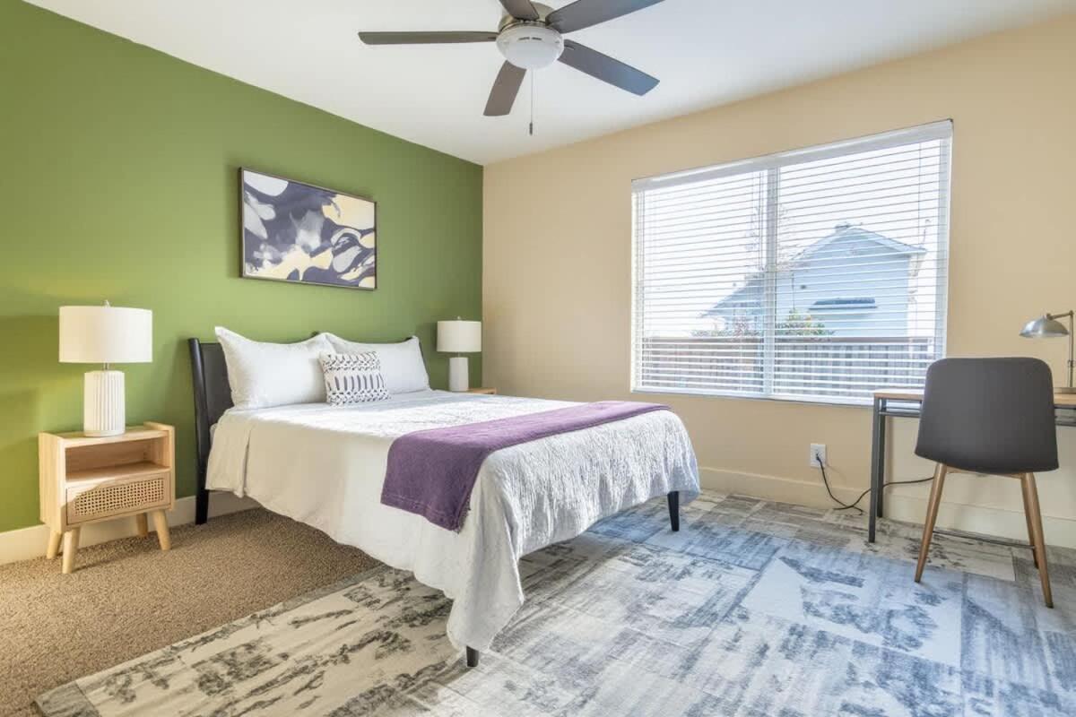 Stylish King 1BR 8 Min to Downtown Pool Gym & Parking 04