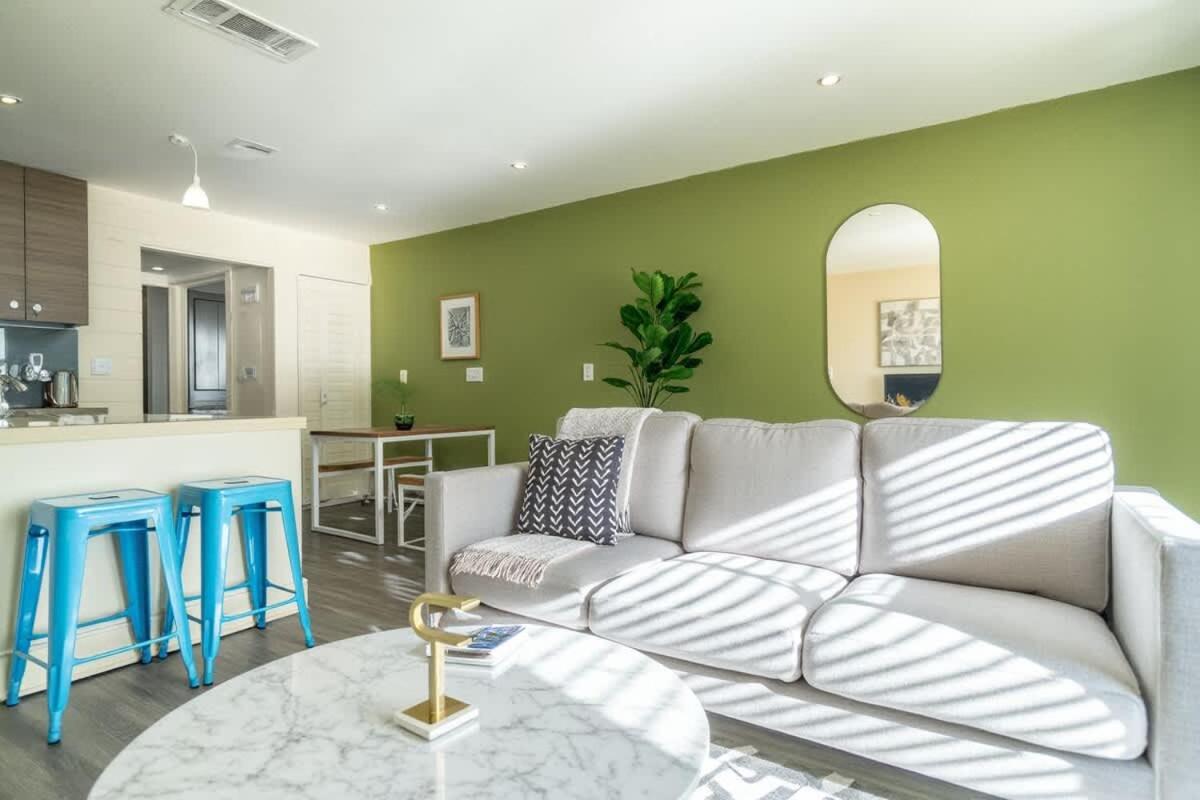 Stylish King 1BR 8 Min to Downtown Pool Gym & Parking 04 - 2