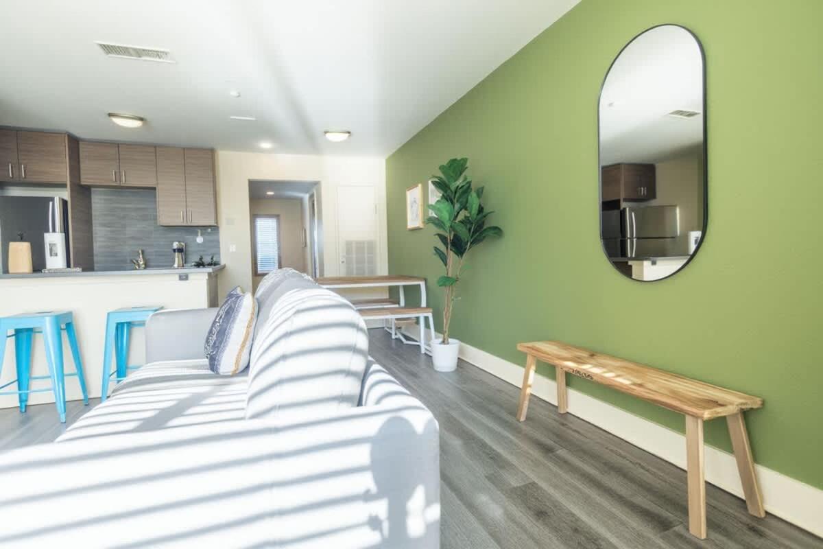 Stylish King 1BR 8 Min to Downtown Pool Gym & Parking 04 - 3