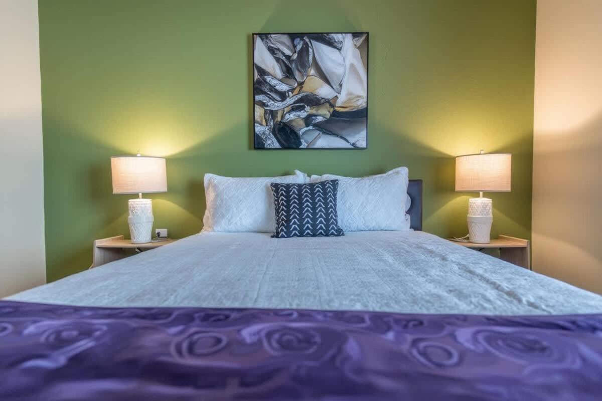 Stylish King 1BR 8 Min to Downtown Pool Gym & Parking 04 - 4