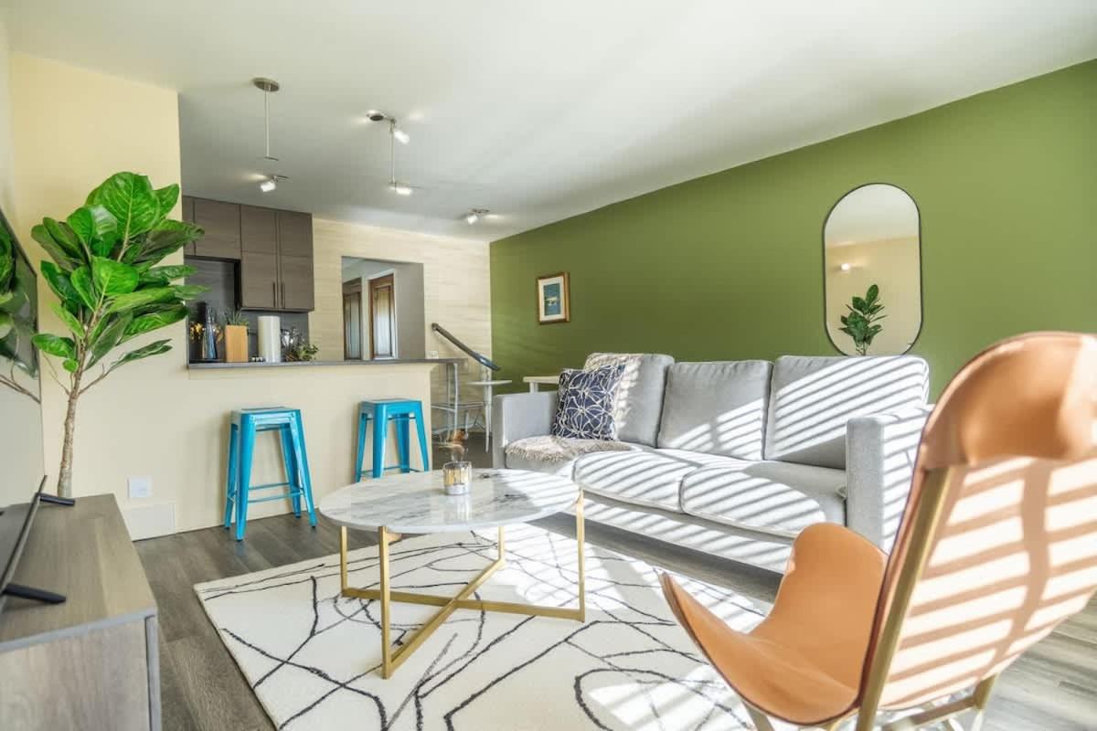 Stylish King 1BR 8 Min to Downtown Pool Gym & Parking 04 - 5