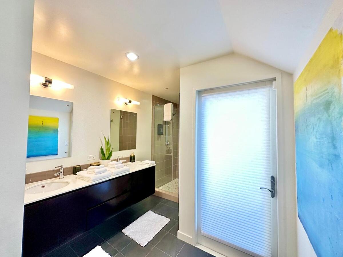 The Gallery Spacious 2BD 2BA with Two King Beds - 3