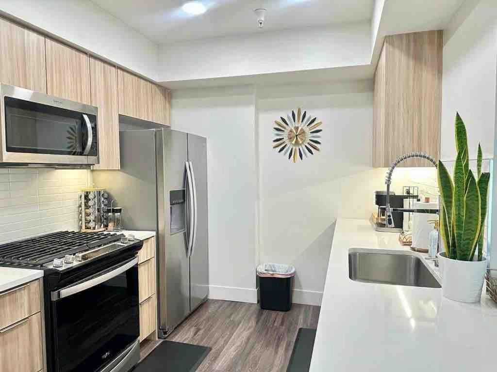 2 KING BED SUITE WALK to BEACH,PIER, PROMENADE - 4