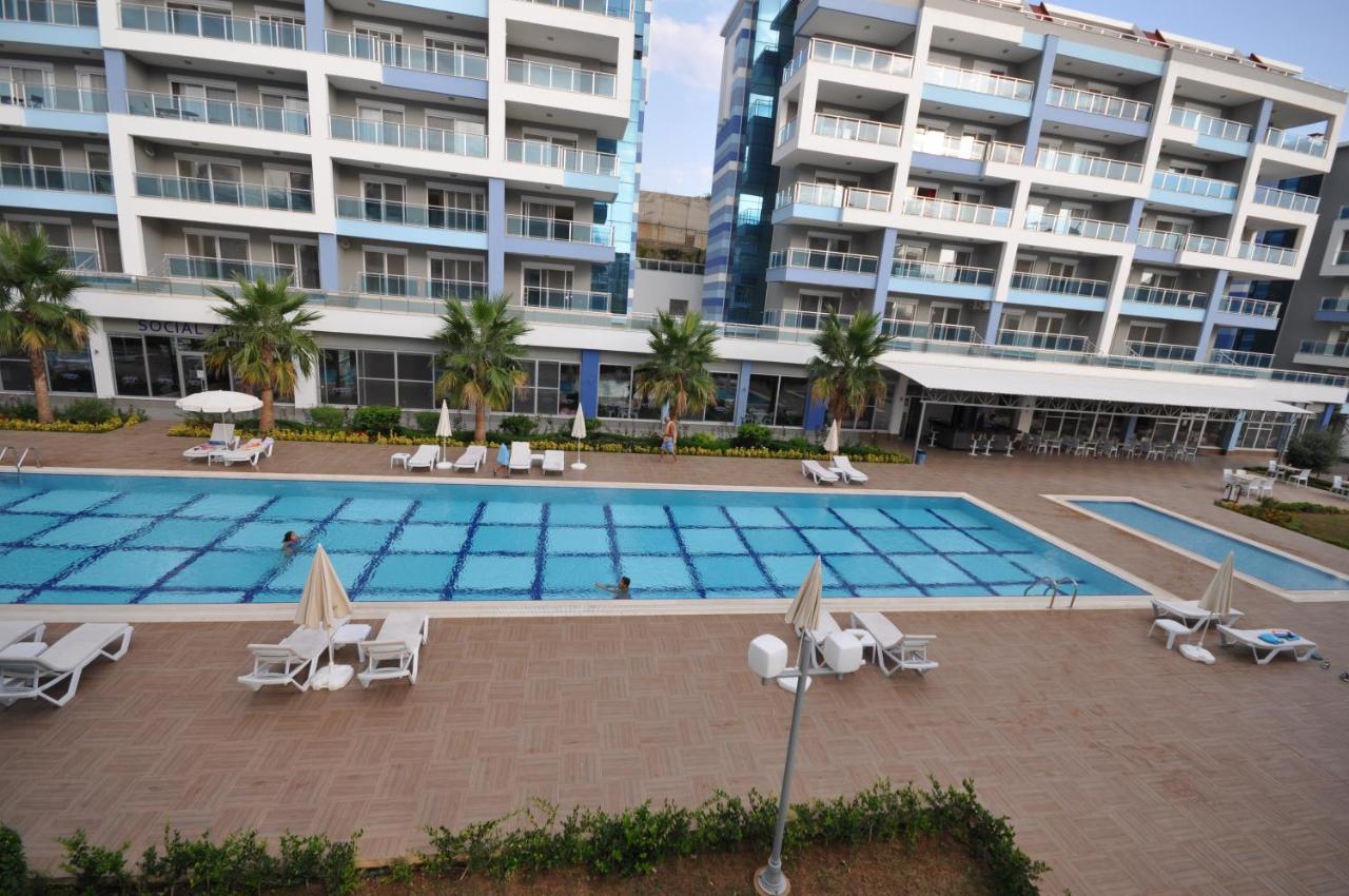 Heated swimming pool: Aura Residence