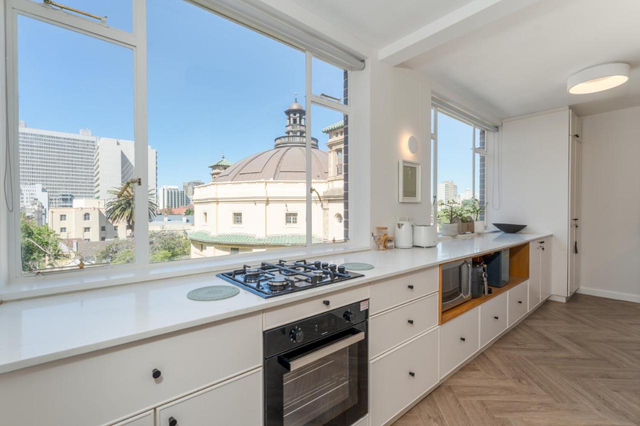 Walk to CTICC & CBD! A Stylish, 2Bed Oasis - Pool & Garage - 4