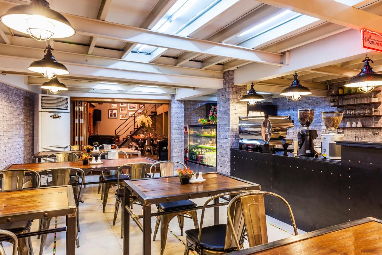 At Hua Lamphong Hotel - 5