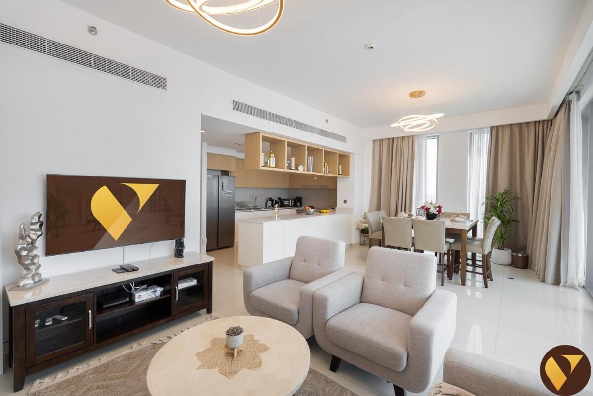Vogue Vacation Homes, Creek Harbour Icon Bay Waterfront Living Close to Downtown, Burj Khalifa and Dubai Mall, Three Bedroom Apartment with Large Balcony, Canal and Burj Khalifa View, Access to all Amenities - 2