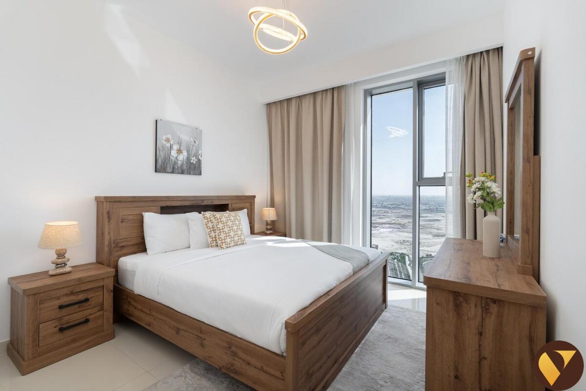 Vogue Vacation Homes, Creek Harbour Icon Bay Waterfront Living Close to Downtown, Burj Khalifa and Dubai Mall, Three Bedroom Apartment with Large Balcony, Canal and Burj Khalifa View, Access to all Amenities - 4