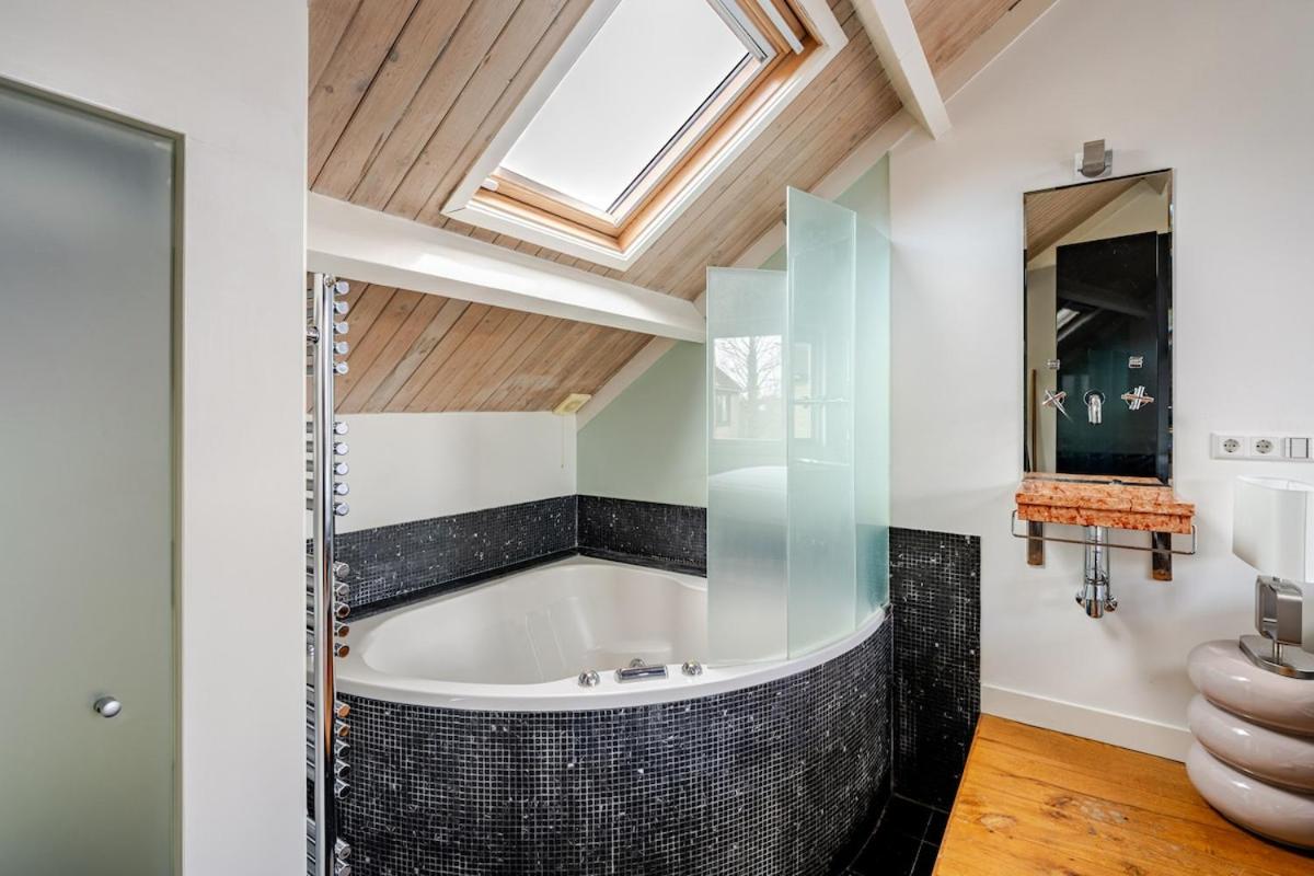 Charming Loft with Free Parking and 15 mins to AMS - 3