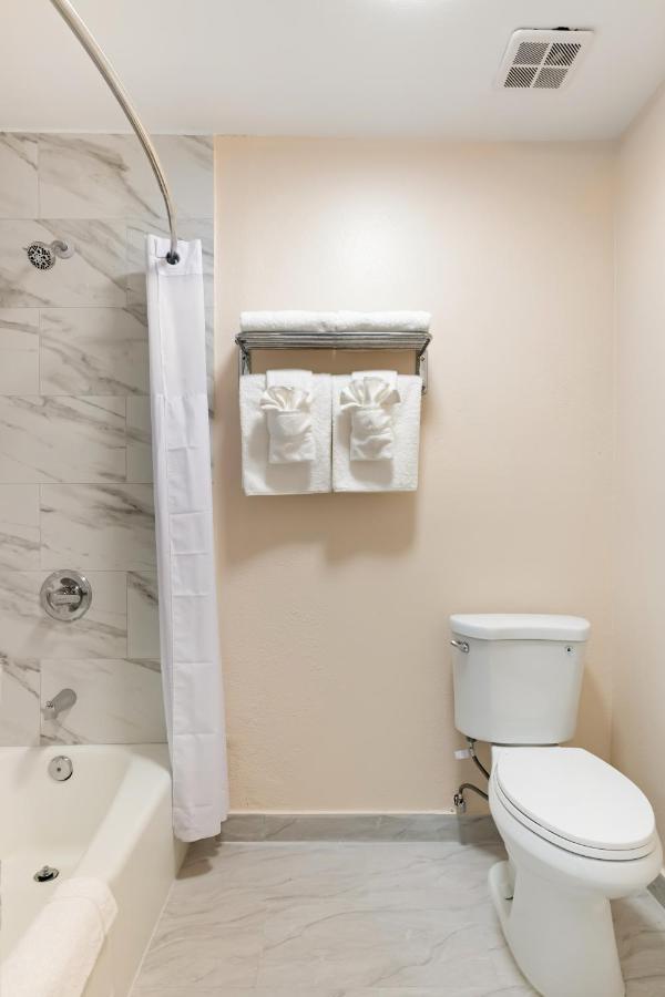 Deluxe Inn — photo 15