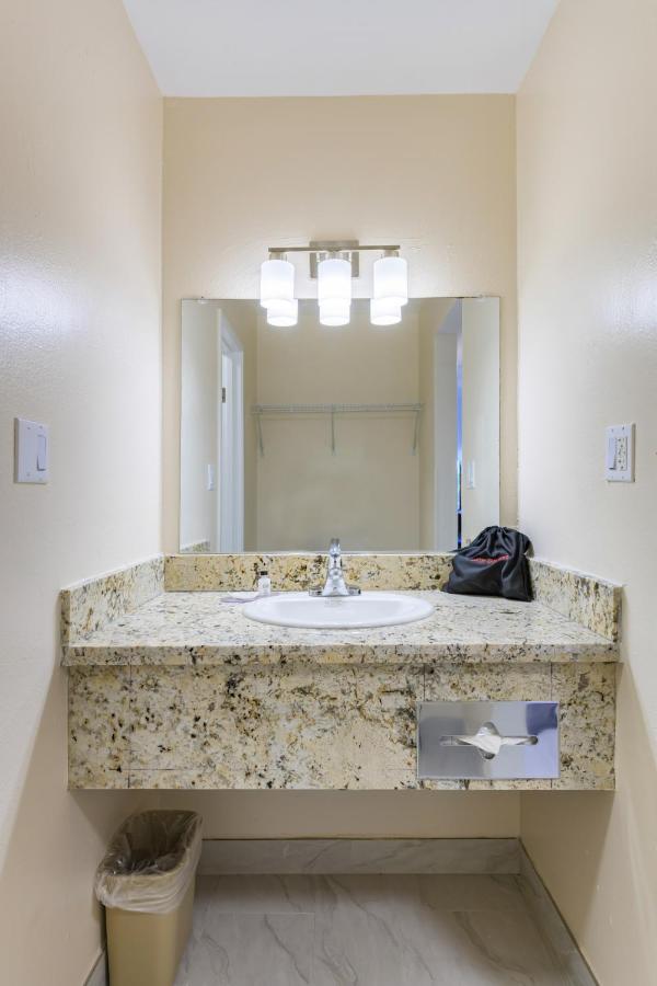 Deluxe Inn — photo 18
