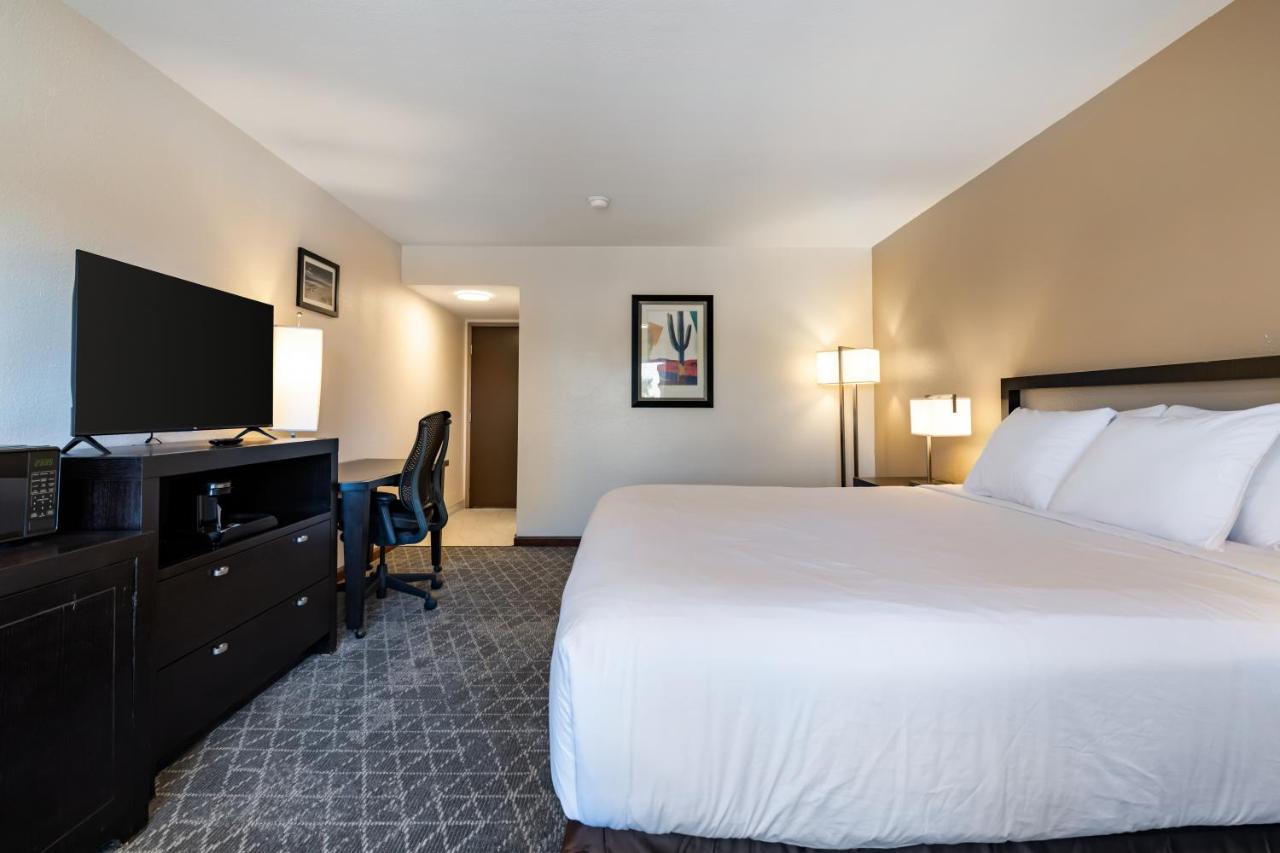 Deluxe Inn — photo 17