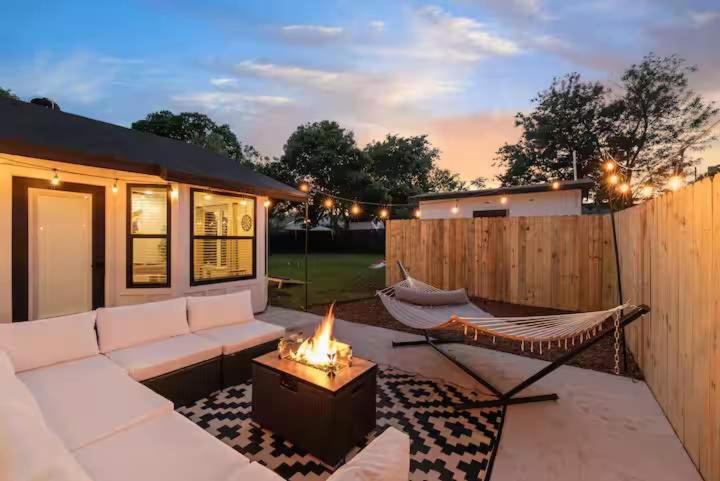 Minutes to Downtown -Fire Pit Pool Table Breakfast