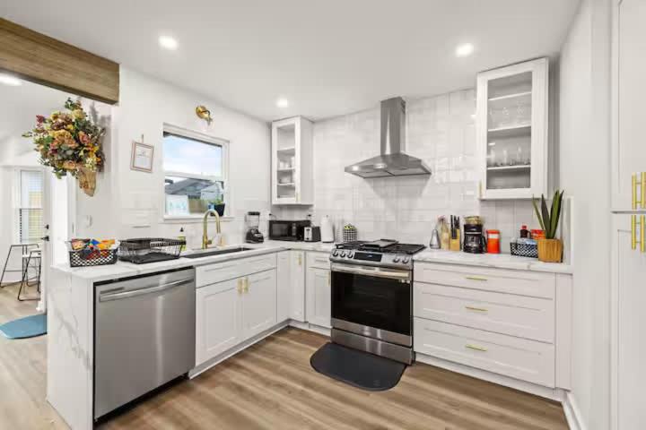 Minutes to Downtown -Fire Pit Pool Table Breakfast - 3