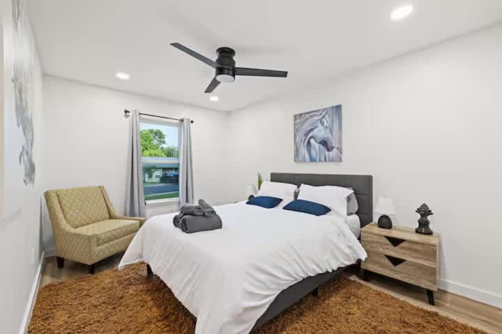 Minutes to Downtown -Fire Pit Pool Table Breakfast - 4