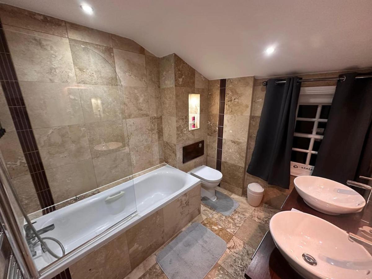 Borough Market 5 minutes walk - 2