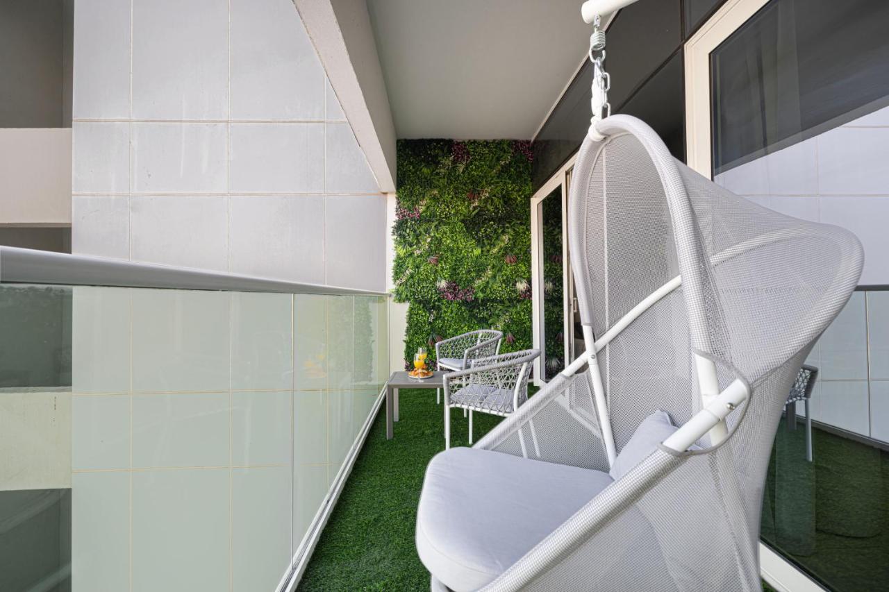 Stunning Canal View 1BR Apartment Burj Khalifa And Dubai Mall 10 Min Walk Ideal for Up to 4 Guests - 3