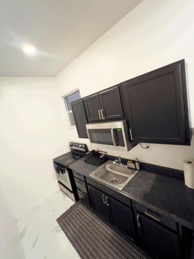 Stylish 1-Bedroom Private Suite - Miami - 4