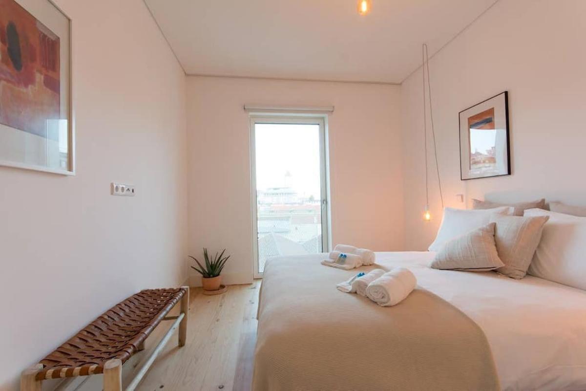 Wave of Light in Lisbon by Innkeeper - 5