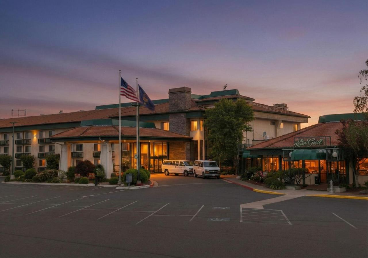 Rogue Regency Inn Medford Airport — photo 1