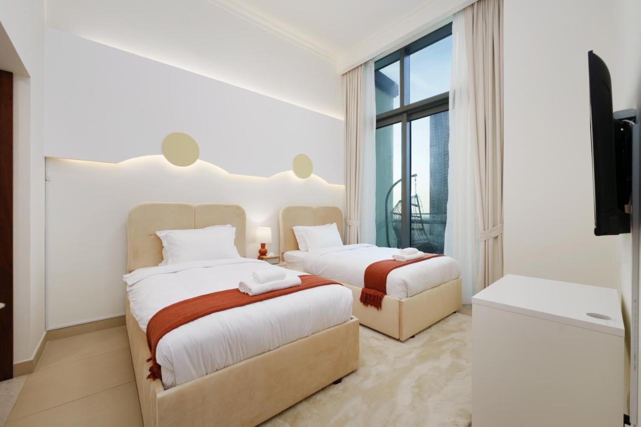 Downtown Luxury Two Bedroom Apartment I Conntected To Dubai Mall And Metro I Steps Away From Burj Khalifa I by Luxury Space - 4