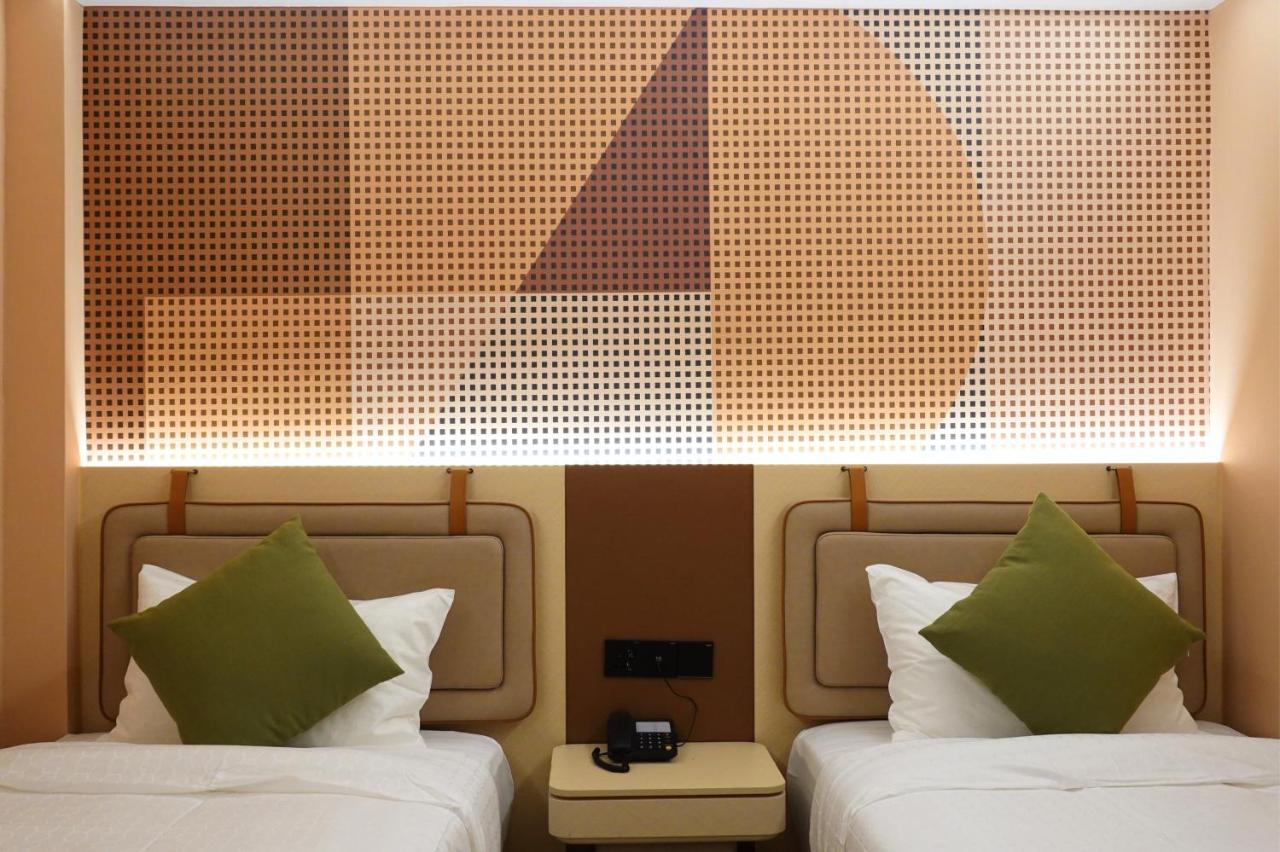 A Hotel Farrer Park - Newly Renovated - 5