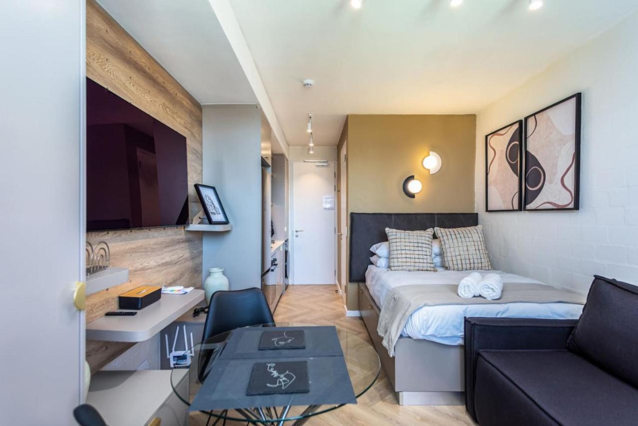 Slick 406 Studio on 146 Main - 2