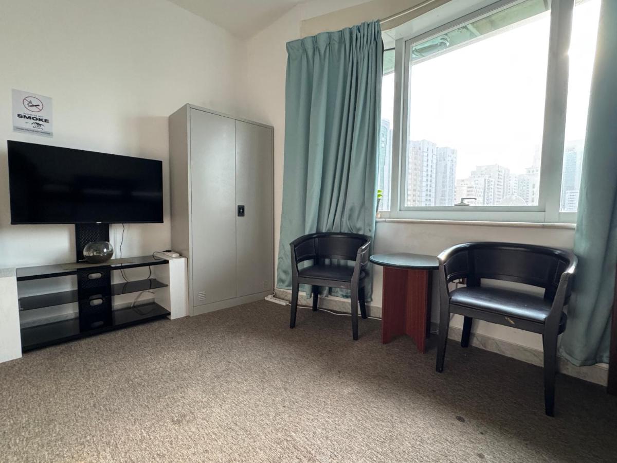 Central Hub Family Room - Shared Bathroom - 5