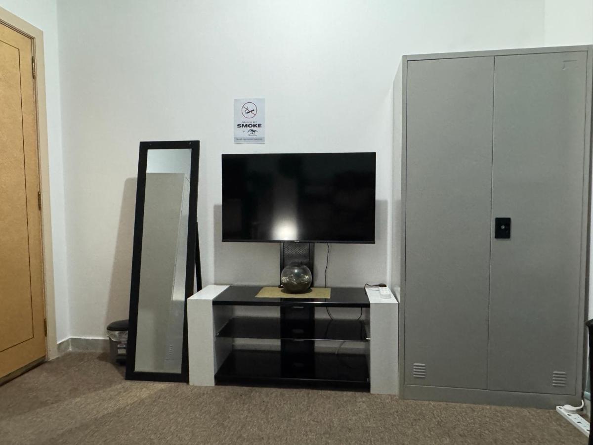 Central Hub Family Room - Shared Bathroom - 4