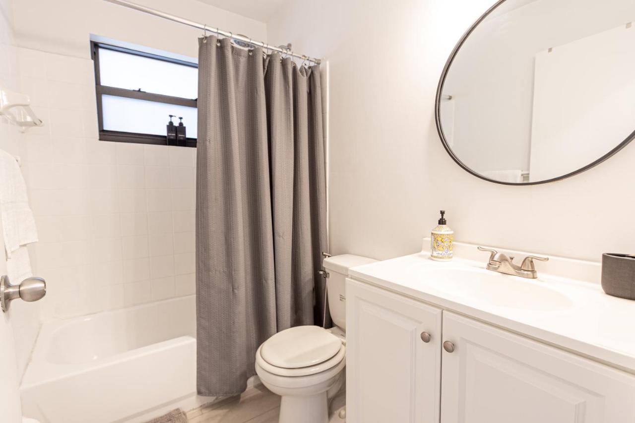 Centrally Located Modern 2bdr Home w Fast WiFi & Parking - 3