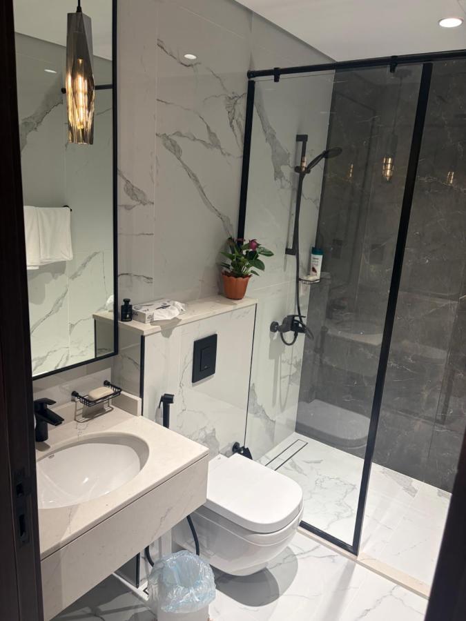 Modern Downtown 1BR Apartment in jumeirah Garden - 3