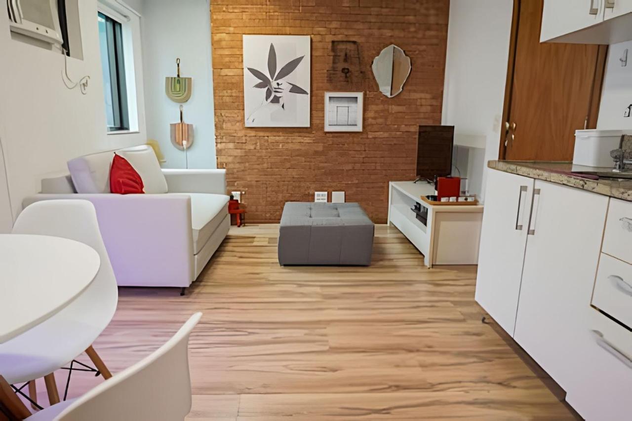 Mar503.15| Flat on the block of Leblon beach