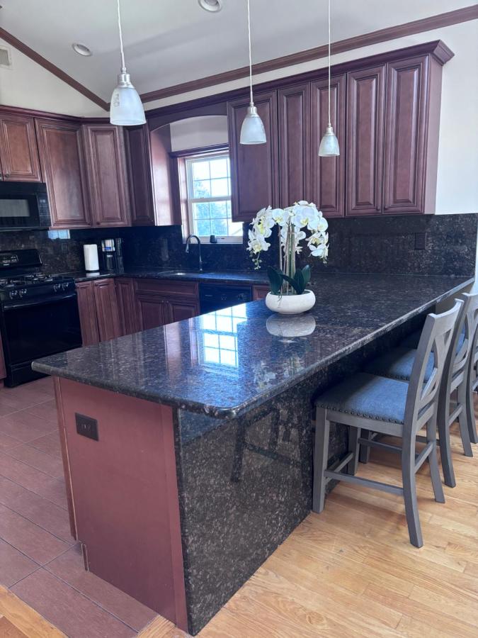 Luxury 3 BedRoom Apartment with Private Entrance plus Free Parking - 5