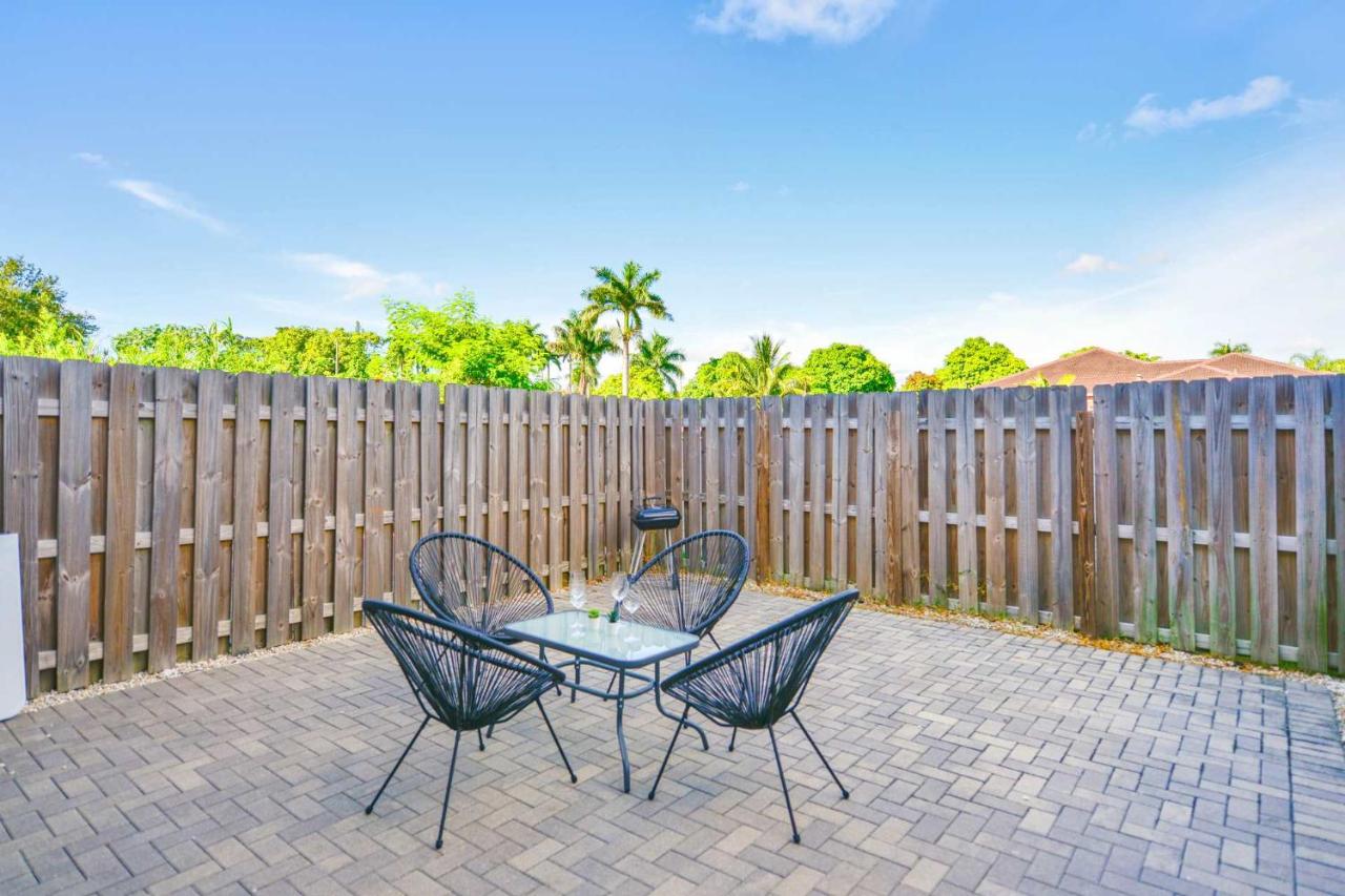 Spacious Townhouse W Free Parking - 5