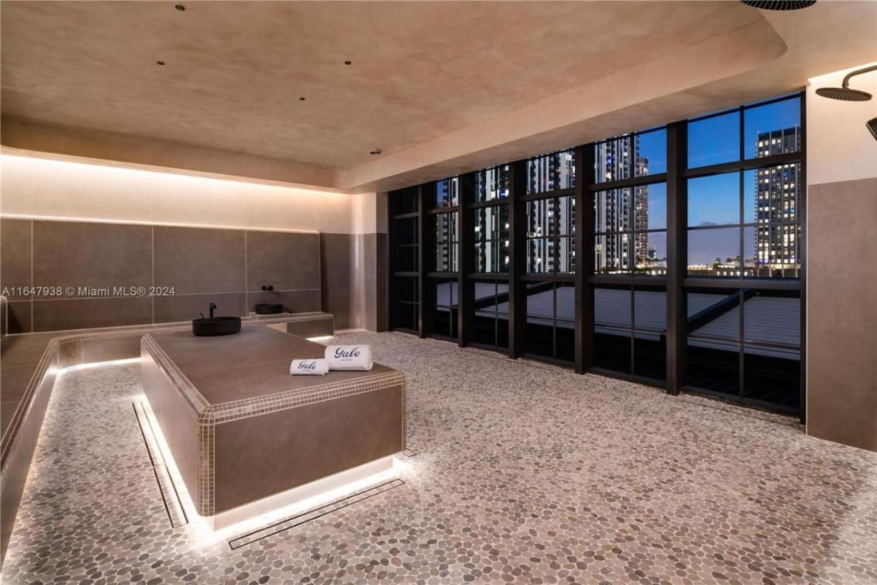 4805 Penthouse with Amazing Views a Pool and Gym in Downtown Miami - 3