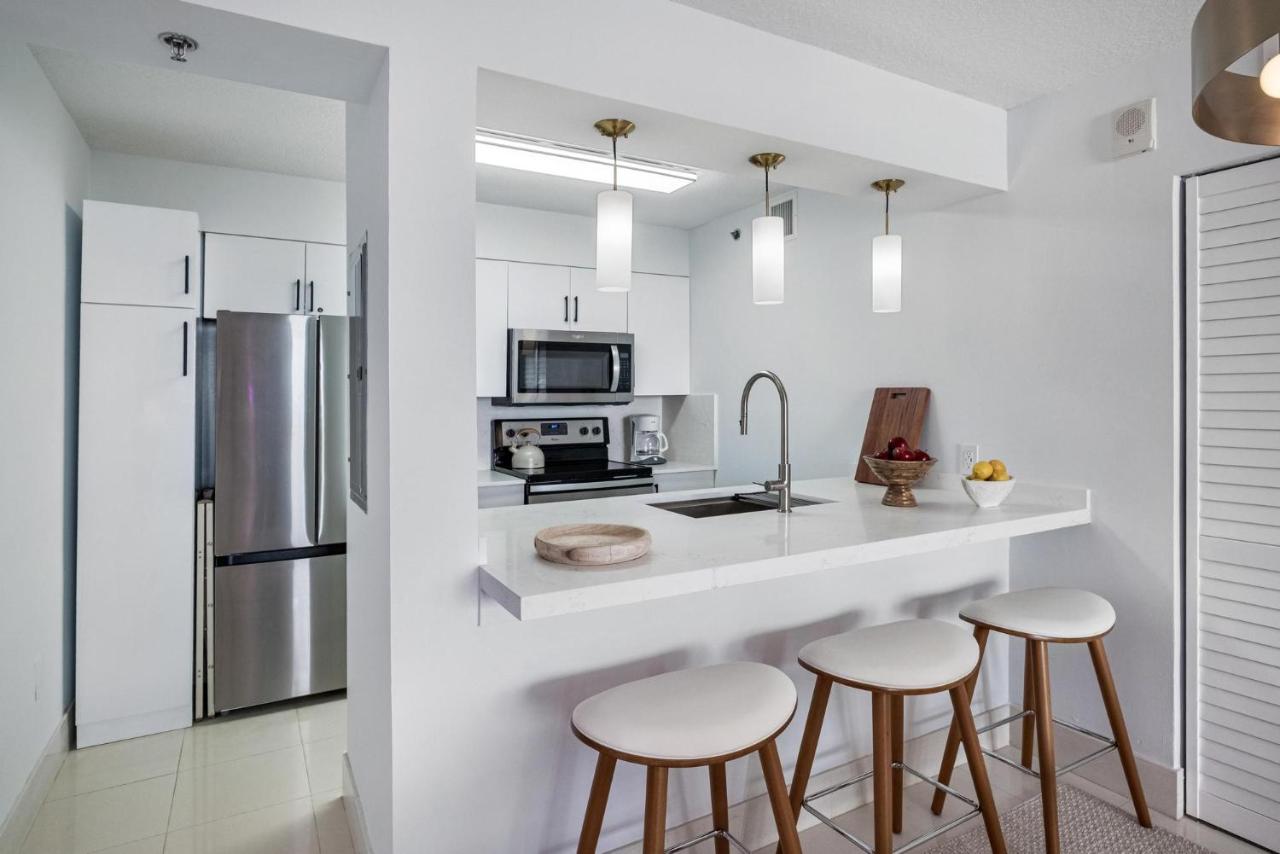 Prime Location Condo - Free Parking - 4