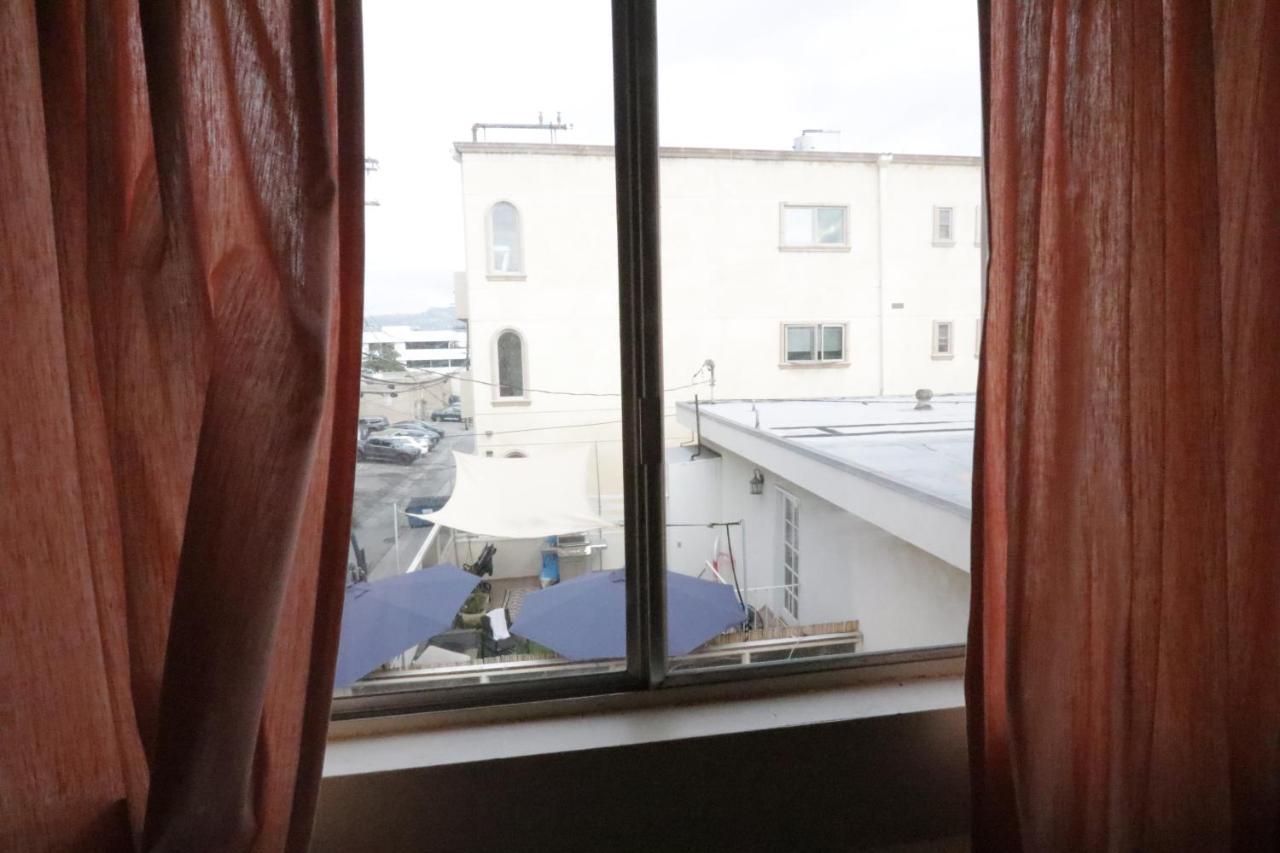 3 beds Apart in Beverly Hills Neighborhood - 4