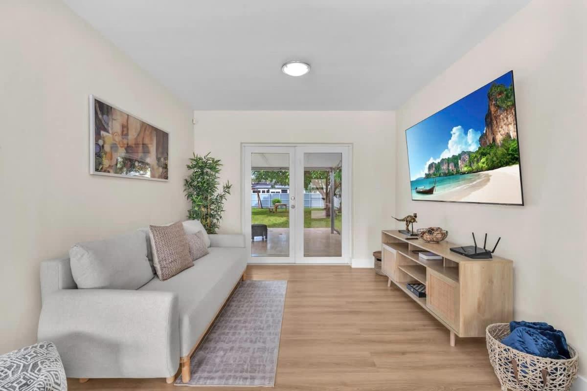 Tropical Park Oasis Peaceful Miami Family Home - 4