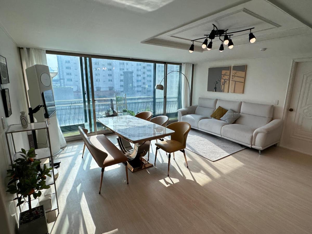 지하철1분 엘리베이터 3룸5배드 가족환영,30평넓은숙소, 뷰맛집 동대문 동묘 데몬헌터스 광장시장 10분, 경복궁 명동 성수 홍대 광화문 남대문 중심숙소 20분