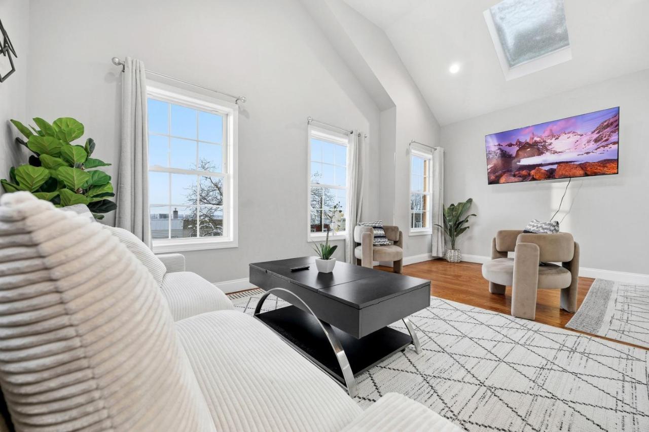 4 BR • Vaulted Living • Sleeps 11 - 5