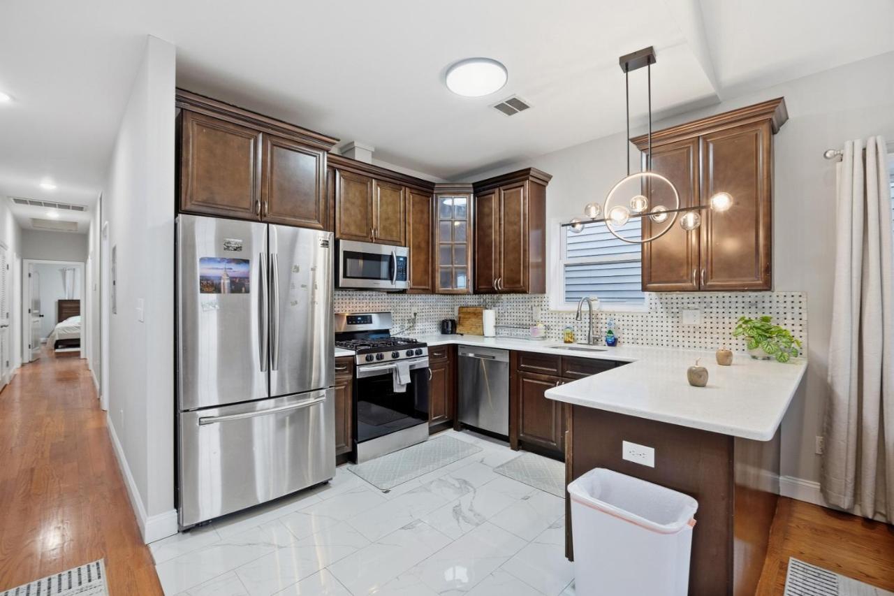 4 BR • Vaulted Living • Sleeps 11 - 4